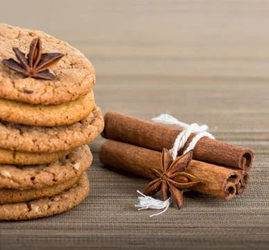A stack of chocolate chip cookies and cinnamon Foto stock