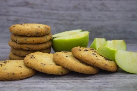 Stack of chocolate chip cookies with fresh green apple slices 스톡 사진