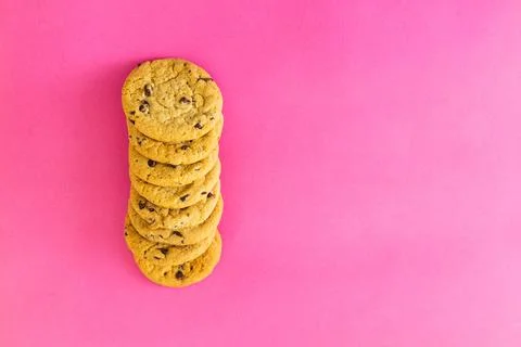 A stack of chocolate chip cookies on a pink background Foto stock