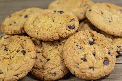 Stack of chocolate chip cookies waiting for the kids to eat them for desert Foto stock