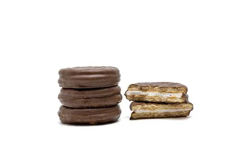 A stack of chocolate cookies with a piece missing Foto stock