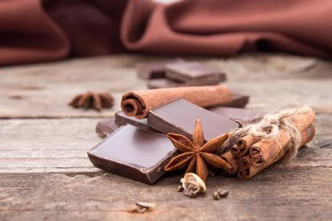 Stack of chocolate cracked pieces with cinnamon, anise star Stock Photos