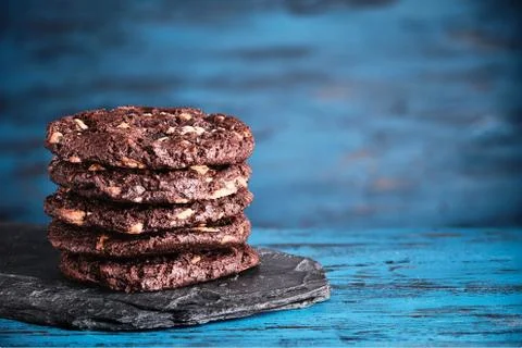 Stack of chokolate cookies on blue wooden background. Foto stock