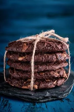 Stack of chokolate cookies on blue wooden background. Foto stock