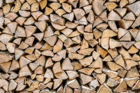 A stack of chopped firewood lies in the yard 库存照片