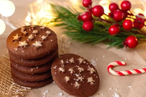 Stack of christmas chocolate round cookies with stars Stock-Fotos