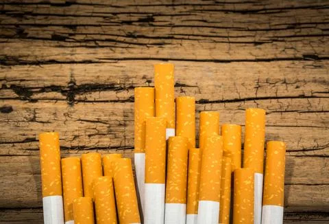Stack of cigarette on wood table Foto stock