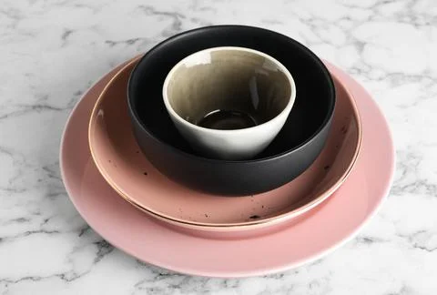 Stack of clean dishes on white marble table Stockfoto's