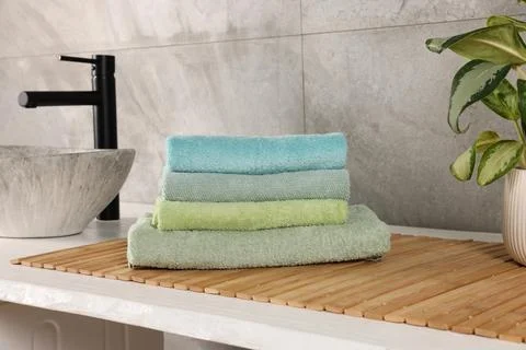 Stack of clean towels on countertop in laundry room Foto stock
