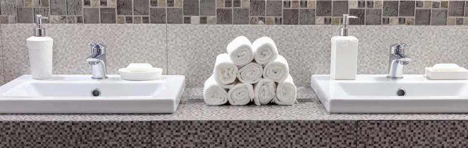 Stack of clean white towels on ceramic countertop in bathroom Foto stock