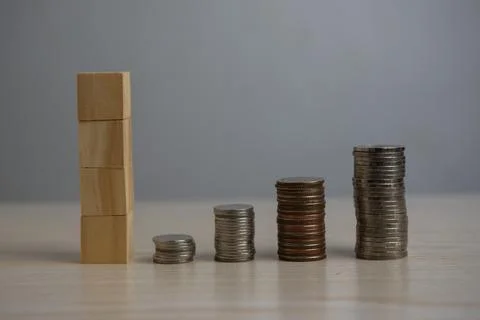 Stack coin and wood block cube blank on desk. Foto stock