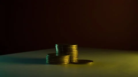 Stack of coins, increasing or decreasing, stop motion. Gold coins stack grows on 库存影片 148807967