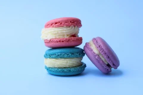 Stack of colorful macarons with generous cream fillings Foto stock