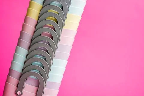 Stack of colorful plastic cups arranged in a gradient of pastel rainbow col.. 库存照片