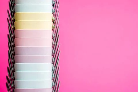 Stack of colorful plastic cups arranged in a gradient of pastel rainbow co... 库存照片