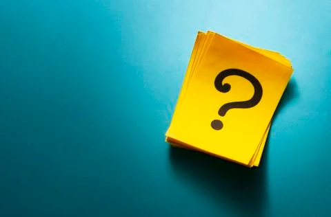 Stack of colorful yellow cards with question mark Foto stock