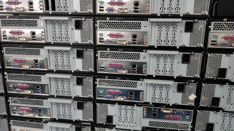 Stack of computers with connections showing 库存照片