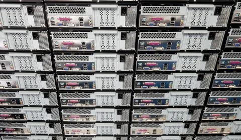 Stack of computers with connections showing 库存照片