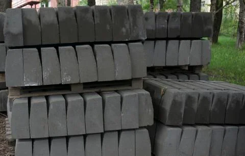 Stack of concrete curbstone. Construction process Foto stock