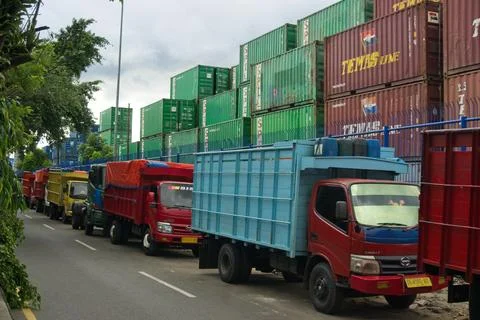 Stack of Containers Cargo Ship Import/Export in Harbor. Foto stock