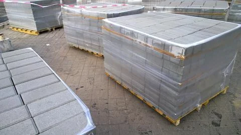 Stack of contemporary stone Paving slabs pavers. Building material on pallet Foto stock