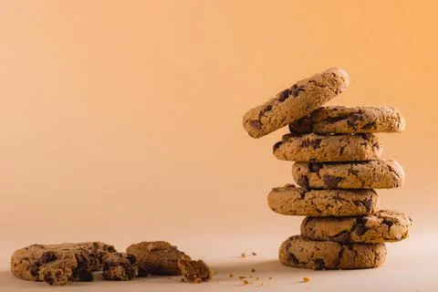 Stack of cookies on brown background with copy space Foto stock