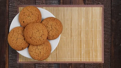 A stack of cookies rotates. A few biscuits on a rotating plate. A plate on a  库存影片 93951926