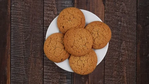 A stack of cookies rotates. A few biscuits on a rotating plate. A plate on a  库存影片 101230191