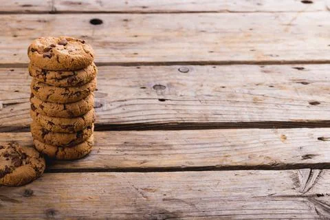 Stack of cookies on wooden table with copy space Foto stock