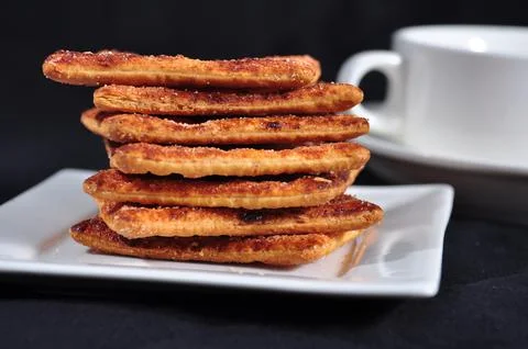 Stack of cracker on the white plate Foto stock