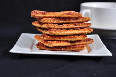 Stack of cracker on the white plate Foto stock
