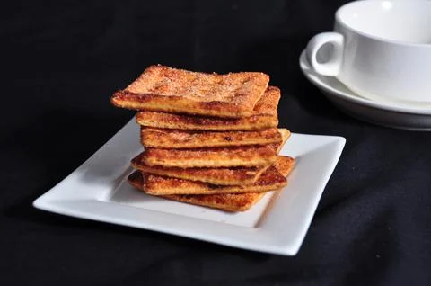 Stack of cracker on the white plate Foto stock
