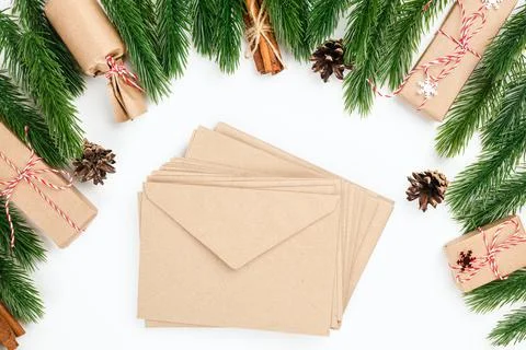 Stack of craft paper envelopes for greeting cards to family in Christmas frame Foto stock