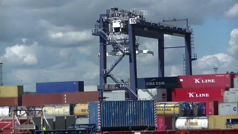 Stack crane shifiting spreader in the yard Vídeo Stock 138517232