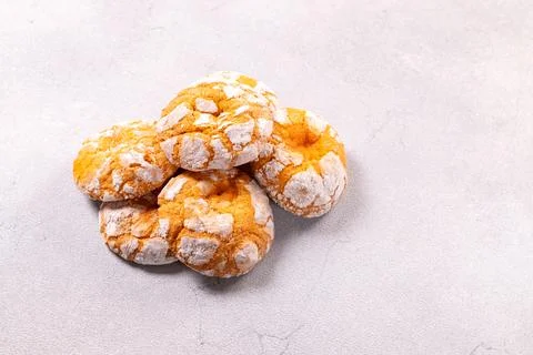 Stack of crinkle cookies with powdered sugar glazing 스톡 사진