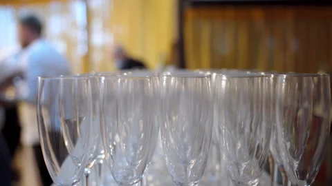 Stack of crystal glasses for wine or champagne standing in a row at the banquet 库存影片 142024093