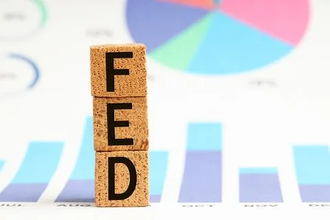 Stack of cubes with letters Fed (Federal Reserve System) and paper with gra.. Stockfoto's