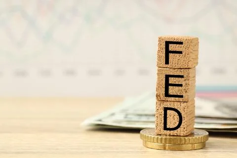 Stack of cubes with letters Fed (Federal Reserve System), dollar banknotes .. 스톡 사진