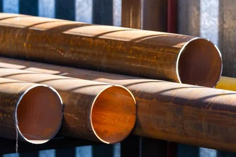 Stack of cylindrical round steel pipes Stock-Fotos