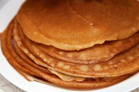 A stack of delicious hot and fresh thin pancakes baked in a pan of milk, flou Foto stock