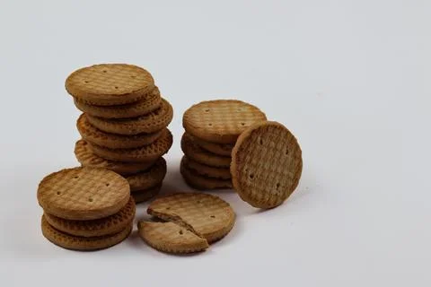 A stack of delicious wheat round biscuits with a few crumbs Foto stock
