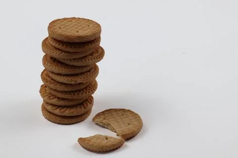 A stack of delicious wheat round biscuits with a few crumbs Foto stock