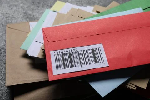 Stack of different paper envelopes on dark grey table, closeup. Post office Foto stock