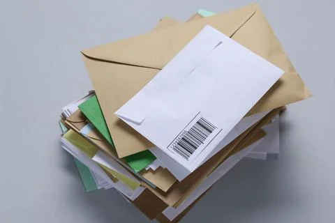 Stack of different paper envelopes on light grey background, above view. Po.. Foto stock