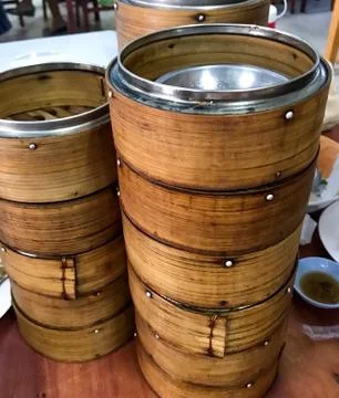 Stack of Dim Sum bamboo Container for steaming Asian, Japanese, Chinese Vietn Foto stock