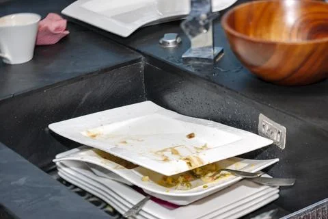 Stack of dirty dishes Stockfoto's