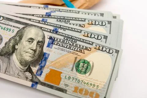 Stack of dollar banknotes and brown envelope Foto stock
