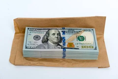 Stack of dollar banknotes and brown envelope Foto stock