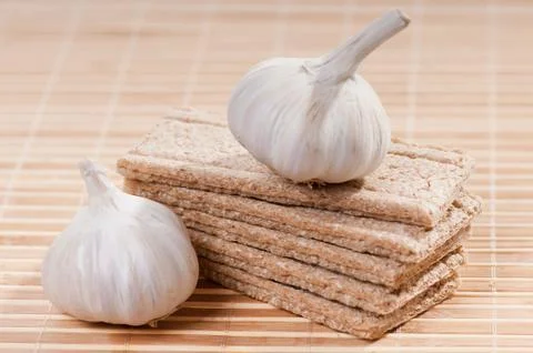 Stack of dry crisp bread slices with garlic Foto stock