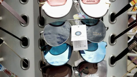 Stack of dusty,dirty glasses for sale outside on rotative stand Vidéo 201525663